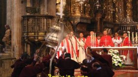 De pelgrimsmis in de kathedraal van Santiago de Compostela en de Botafumeiro